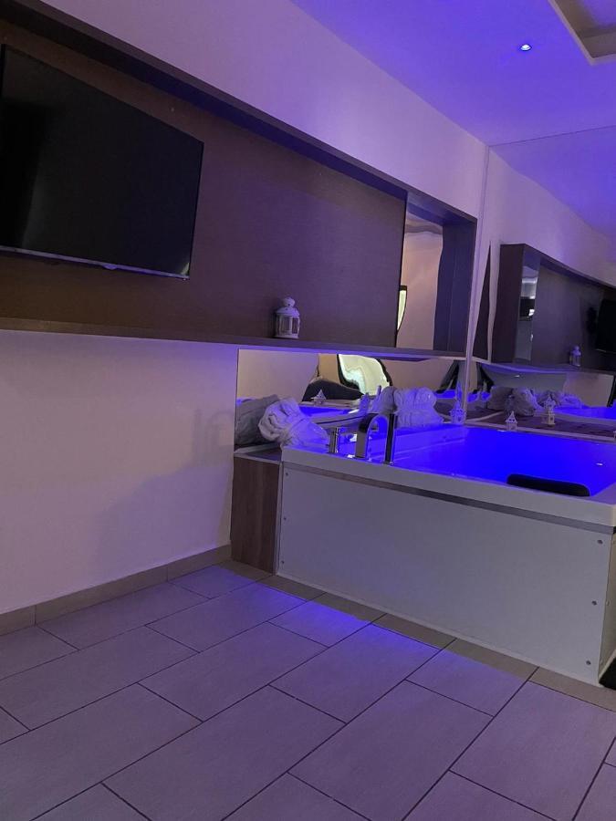 Hotel Cristian Giugliano In Campania Eksteriør bilde